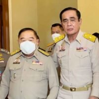 Premierminister Prayut Chan o-cha, rechts, geht am Montag (13. September) mit dem stellvertretenden Premierminister Prawit Wongsuwon im Regierungsgebäude spazieren.