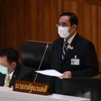 Premierminister Prayuth Chan-o-cha spricht während der Misstrauensdebatte am Donnerstag im Parlament. (Foto des thailändischen Parlaments)