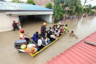 Retter der in Nakhon Ratchasima ansässigen Rettungseinheit Hook 31 und örtliche Beamte evakuierten sie mit Schnellbooten und Plattbodenbooten zu den höher gelegenen Tempeln und Schulen