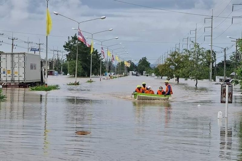 Rettungskräfte nutzen ein Boot, um Menschen entlang des überfluteten Highway 21 im Distrikt Wichen Buri von Phetchabun zu helfen.