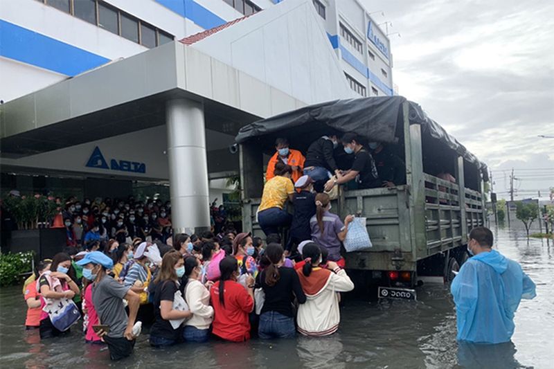 Soldaten evakuieren am 29. August Arbeiter von Delta Electronic Plc aus einer ihrer Fabriken im Bang Poo Industrial Estate im Bezirk Muang von Samut Prakan