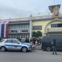 Strenge Polizeisicherheit im Klong Prem Gefängnis, als Pol Col Thitisan Utthanaphon und sechs weitere Verdächtige am Freitag aus dem Provinzgefängnis in Phitsanulok eintreffen.