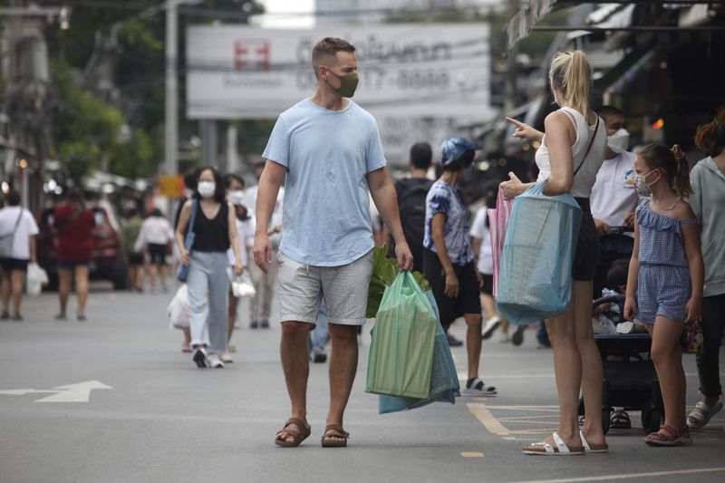 Touristen stöbern am 17. September auf dem Chatuchak-Wochenendmarkt. Die Lockerung der Sperrmaßnahmen seit dem 1. September hat die Wirtschaftstätigkeit in der gesamten Hauptstadt angekurbelt