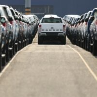 Vom Tiefseehafen Laem Chabang in Chon Buri stehen neue Autos für den Export bereit