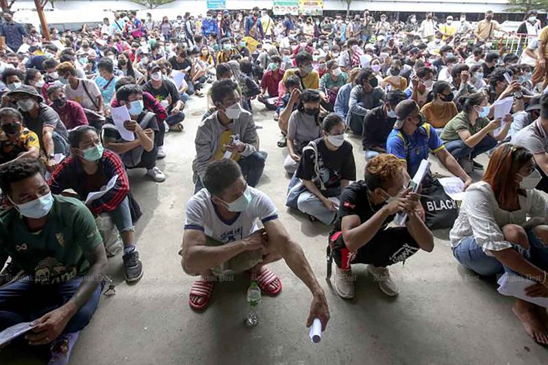 Wanderarbeiter warten am Montag auf dem Zentralmarkt der Stadt Bang Yai in Nonthaburi darauf, dass sie an der Reihe sind.
