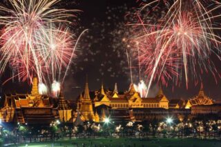 An Silvester 2016 erhellt ein Feuerwerk den Himmel über dem Großen Palast. Wichan Charoenkiatpakul