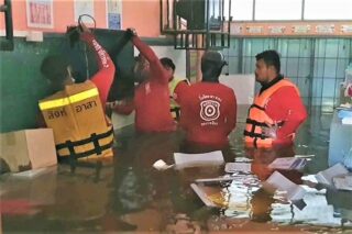 Arbeiter versuchen am Freitag in der Ban Tarnprasat Schule im Bezirk Non Sung von Nakhon Ratchasima, Lehrgeräte vor steigendem Hochwasser zu retten. (Foto: Prasit Tangprasert)