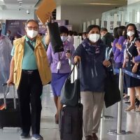 Ausländische Besucher kommen am Sonntag nach einem Direktflug aus Europa am Flughafen Phuket an