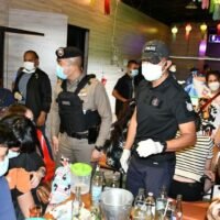 Beamte verhafteten in den frühen Morgenstunden des Mittwochs 235 Kunden, die im Restaurant Lan Mai im Bezirk Muang von Khon Kaen alkoholische Getränke tranken.