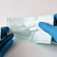 Berichten zufolge importierten die USA zig Millionen gebrauchter medizinischer Handschuhe aus Thailand