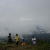 Besucher genießen die neblige Umgebung des Nationalparks Phu Langka im Bezirk Pong der Provinz Phayao