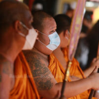 Buddhistische Mönche nehmen am Donnerstag an der Beerdigung eines toten Covid-19-Patienten im Wat Bang Phli Yai im Bezirk Bang Phli, Samut Prakan, teil.
