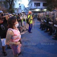 Demonstranten gegen die Regierung stellen sich der Bereitschaftspolizei während einer Kundgebung an der Kreuzung Nang Loeng in Bangkok am 28. September