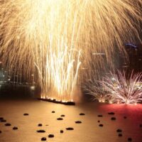 Der Himmel wird wieder hell - Das Pattaya International Fireworks Festival findet vom 26. bis 27. November statt. Jedes Jahr wird gegen 20 Uhr von Booten ein Feuerwerk gezündet.