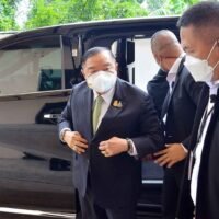 Der Parteivorsitzende von Palang Pracharath, Prawit Wongsuwon, kommt am Donnerstag (28. Oktober) zum Parteitreffen in Bangkok