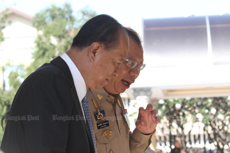 Der damalige Gouverneur von Phayao, Narongsak Osottanakorn, spricht am 11. Dezember 2018 im Regierungsgebäude mit Innenminister General Anupong Paojinda