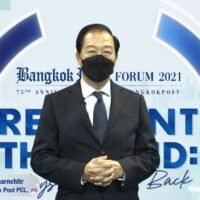 Der stellvertretende Vorsitzende der Bangkok Post Plc, Worachai Bhicharnchitr, hält eine Begrüßungsrede auf dem Bangkok Post Forum 2021