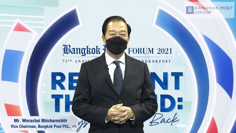 Der stellvertretende Vorsitzende der Bangkok Post Plc, Worachai Bhicharnchitr, hält eine Begrüßungsrede auf dem Bangkok Post Forum 2021
