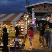 Die Atmosphäre im Srinagarindra Train Night Market, der nach der Schließung aufgrund der Covid-19 Pandemie wiedereröffnet wurde