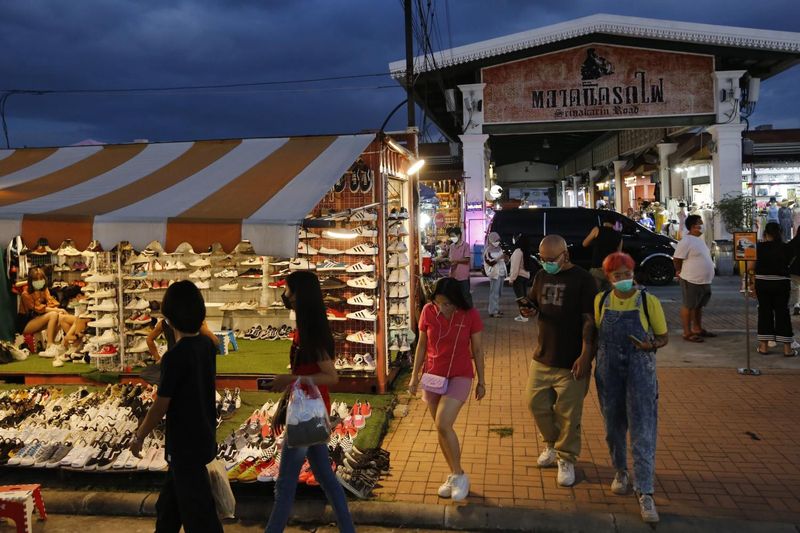 Die Atmosphäre im Srinagarindra Train Night Market, der nach der Schließung aufgrund der Covid-19 Pandemie wiedereröffnet wurde