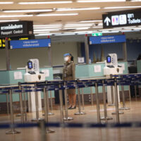 Die Einwanderungspolizei am Flughafen Don Mueang bereitet sich am Mittwoch auf die Wiedereröffnung des Landes für vollständig geimpfte Touristen aus Ländern mit geringem Risiko vor.