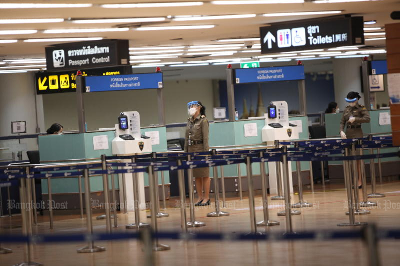 Die Einwanderungspolizei am Flughafen Don Mueang bereitet sich am Mittwoch auf die Wiedereröffnung des Landes für vollständig geimpfte Touristen aus Ländern mit geringem Risiko vor.