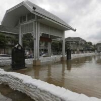 Die Gemeinde Nakhon Nonthaburi hat am Samstag am Tha Nam Non Pier weitere Sandsäcke als temporäre Flutbarrieren aufgestellt, um überlaufendes Wasser aus dem Chao Phraya River abzuwehren.