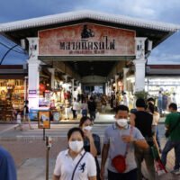 Die Käufer kehren am Sonntag nach der Wiedereröffnung des Marktes für Besucher zu Talad Rod Fai an der Srinakarin Road zurück