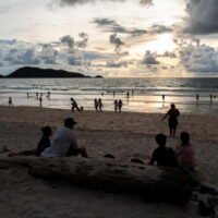 Die Menschen genießen am 19. September 2021 an einem Strand, wenn Phuket für Ausländer geöffnet wird, die vollständig geimpft sind, um die Ferieninsel ohne Quarantäne zu besuchen.