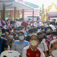 Die Menschen strömen am Samstag zum Wat Bang Phli Klang im Bezirk Bang Phli von Samut Prakan, um die erste kostenlose Dosis des Sinopharm Impfstoffs zu erhalten