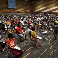 Die Menschen warten am Donnerstag im Einkaufszentrum CentralFestival Hat Yai im Stadtteil Hat Yai in Songkhla auf die Covid-19 Impfung