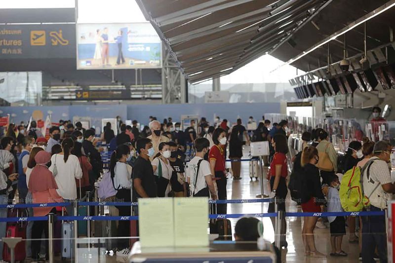 Die Menschenmassen kehren am Montag zum Check-in Schalter am Flughafen Suvarnabhumi zurück,