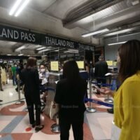 Die Mitarbeiter des Flughafens Suvarnabhumi nehmen am 27. Oktober an einer Übung zur Handhabung internationaler Ankünfte teil