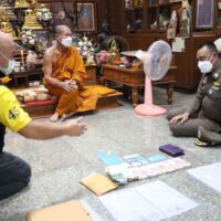 Die Polizei zeigt Phra Khru Suthitarakapirak, dem Abt des Wat Suthiwari im Bezirk Muang in Chanthaburi, am Montag, ihren Haftbefehl im Tempel. Er wird der Unterschlagung von 17 Millionen Baht angeklagt, die der Chanthaburi Buddha Monthon Foundation zugeteilt wurden. (Foto geliefert)