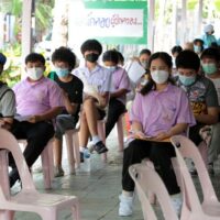Die Schüler warten, bis sie am 4. Oktober an der Prachaniwes Schule im Bezirk Chatuchak in Bangkok einen Pfizer Impfstoff erhalten
