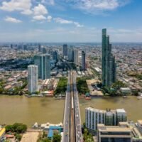 Die Skyline von Bangkok von oben gesehen der Skytrain-Station Saphan Taksin.