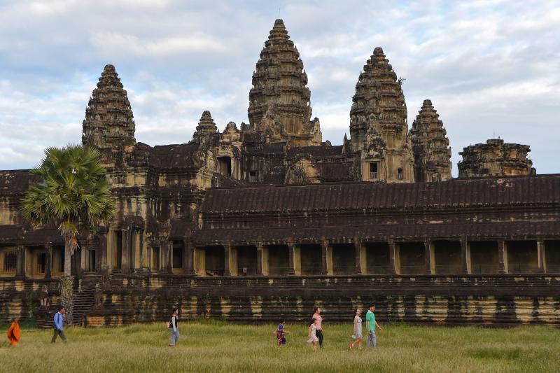 Dieses Dateifoto vom 29. November 2020 zeigt Menschen, die am Tempel Angkor Wat in der Provinz Siem Reap vorbeigehen.