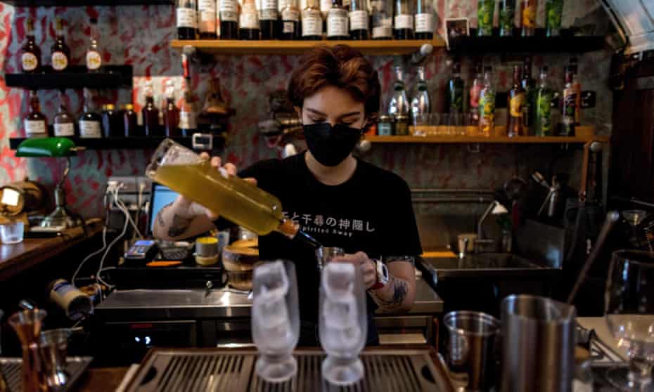 Ein Barkeeper, der in der Cocktailbar Teens of Thailand in Bangkok mit Kratom angereicherte Mocktails zubereitet