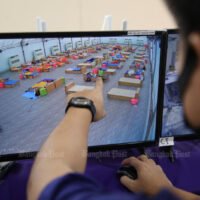 Ein Beamter überwacht am Mittwoch Patienten in einem Feldkrankenhaus im Bezirk Klong Toey in Bangkok