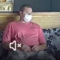 Ein Bild aus einem Video einer Überwachungskamera zeigt den ausländischen Mann, der verdächtigt wird, am Montag eine Masseurin im Massagesalon Dee Na Thai angegriffen zu haben