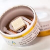 Ein Bild der University of Queensland zeigt ein Impfstoff Hautpflaster und seinen Applikator. (Foto von Hung Vu, The University of Queensland über AFP)