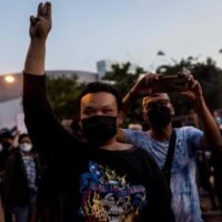 Ein Demonstrant grüßt mit drei Fingern während einer Gedenkfeier für Warit Somnoi, einen Demonstranten, der am Freitag vor der Polizeistation Din Daeng erschossen wurde