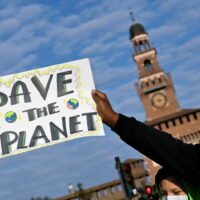 Ein Demonstrant hält am 1. Oktober 2021 ein Schild hoch, als er vor dem COP26 Treffen in Glasgow an einem Klimastreik von Fridays for Future in Mailand, Italien, teilnimmt.