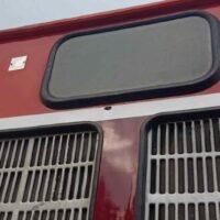 Ein Einschussloch über dem Fenster des ersten Personenwagens des Zuges Nr. 454, der am Sonntag im Bezirk Raman in Yala von bewaffneten Männern abgefeuert wurde.