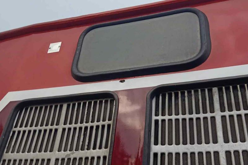 Ein Einschussloch über dem Fenster des ersten Personenwagens des Zuges Nr. 454, der am Sonntag im Bezirk Raman in Yala von bewaffneten Männern abgefeuert wurde.