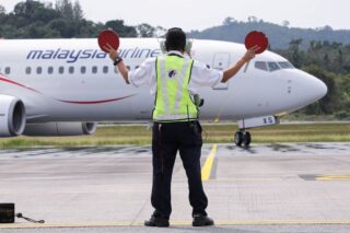 Ein Flugzeug der Malaysia Airlines mit der ersten Gruppe von Touristen kommt an, als Langkawi am 16. September wieder für inländische Touristen in Malaysia geöffnet wird (Reuters-Foto)