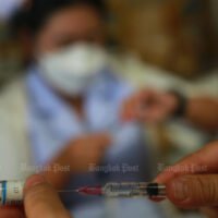 Ein Gesundheitspersonal bereitet am 16. Oktober 2021 im Wat Bang Phli Yai Klang in Samut Prakan eine Impfung mit dem Sinopharm-Impfstoff für Menschen vor