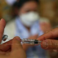 Ein Mitarbeiter des Gesundheitswesens bereitet sich in einem begehbaren Zentrum in Bangkok auf die Verabreichung einer Dosis des Sinopharm-Coronavirus-Impfstoffs vor