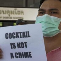 Ein Mitglied der Craft Beer Association hält ein Plakat mit der Aufschrift Cocktail ist kein Verbrechen