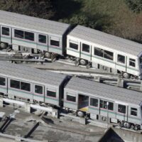 Ein Nippori-Toneri-Liner-Zug ist durch das Erdbeben, das die Region Tokio in der Nacht zum Donnerstag erschütterte, entgleist